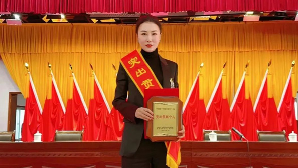 熱烈祝賀集團總經(jīng)理張娟在李滄區(qū)“作風(fēng)能力提升年”活動中，獲評“突出貢獻個人”榮譽稱號